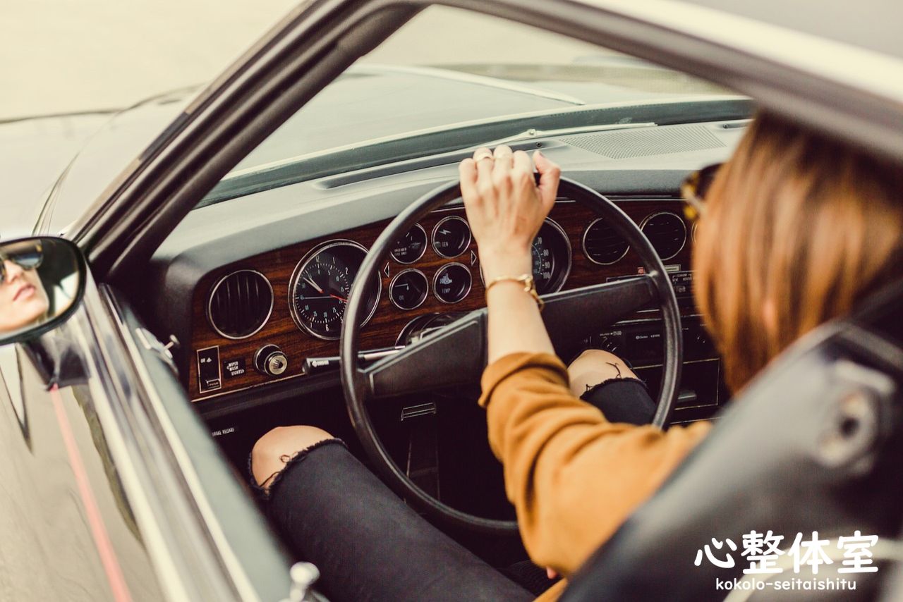 つま先が外を向くのは車の運転