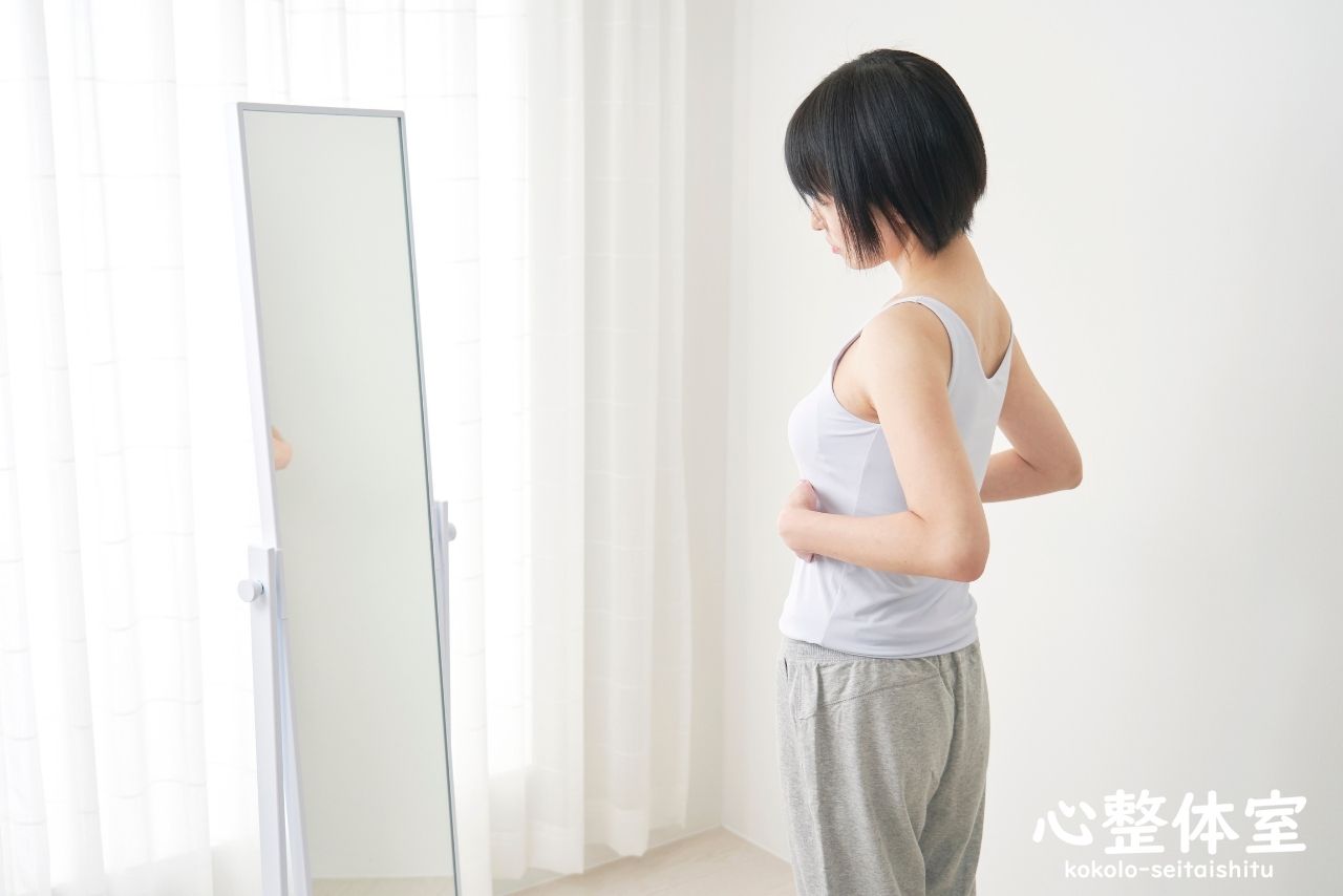 鏡の前で姿勢チェック